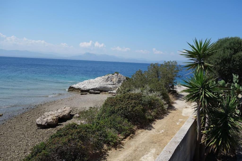 House By The Sea At Skaloma, Loutraki Villa Vouliagmeni Lake Bagian luar foto