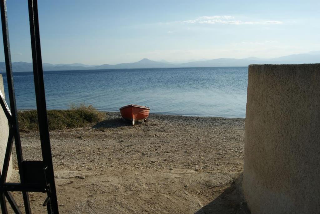 House By The Sea At Skaloma, Loutraki Villa Vouliagmeni Lake Bagian luar foto