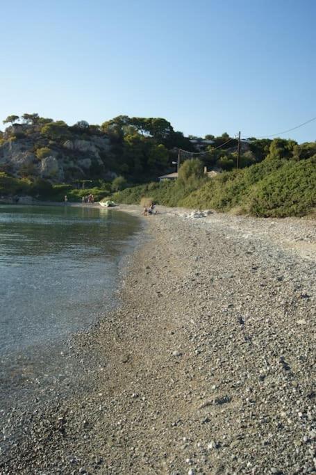 House By The Sea At Skaloma, Loutraki Villa Vouliagmeni Lake Bagian luar foto